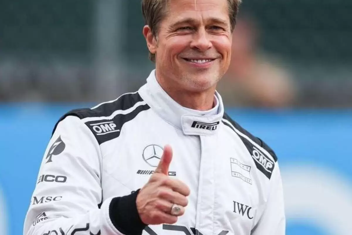 Brad Pitt como Sony Heyes no filme F1. 