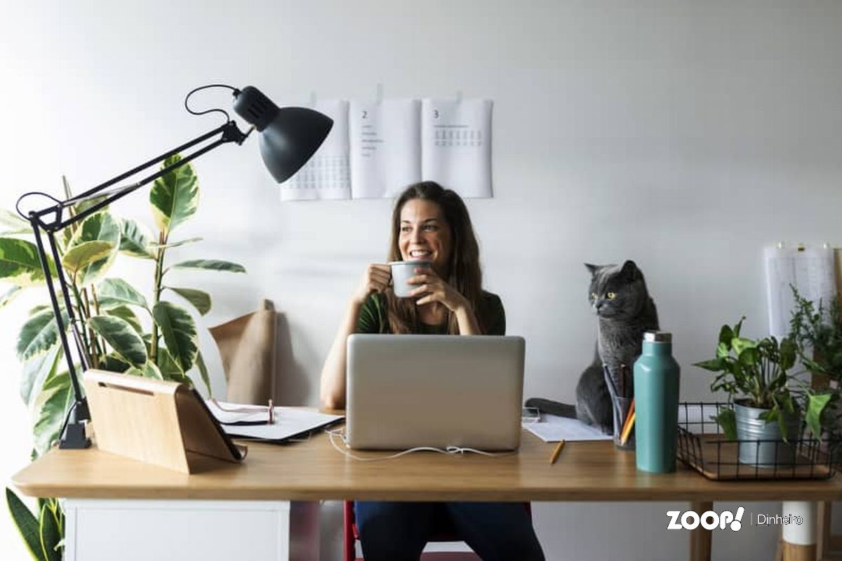 Empreendedora trabalhando como social media em home office ilustra nosso artigo sobre:  formas de ganhar dinheiro na Internet. 