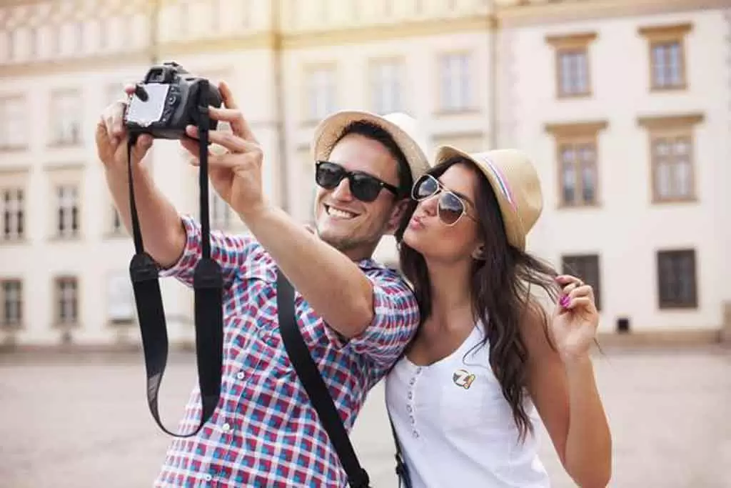 Casal de turistas tirando foto numa viajem