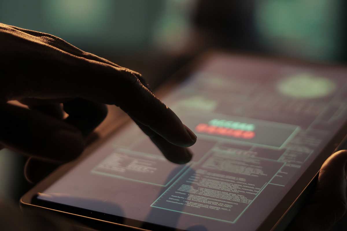  Um hacker usando tablet ilustrando nosso artigo sobre Explosão dos crimes virtuais pelo WhatsApp. créditos da imagem: freepik.com