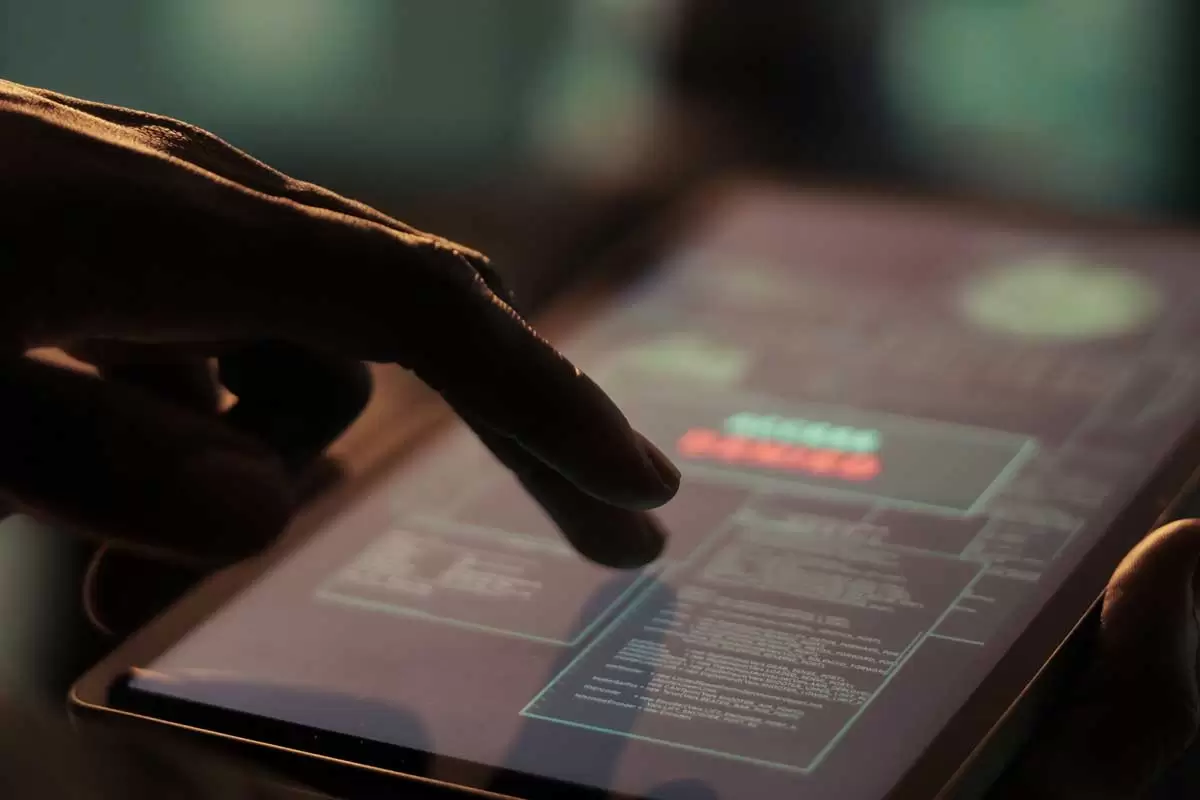  Um hacker usando tablet ilustrando nosso artigo sobre Explosão dos crimes virtuais pelo WhatsApp. créditos da imagem: freepik.com