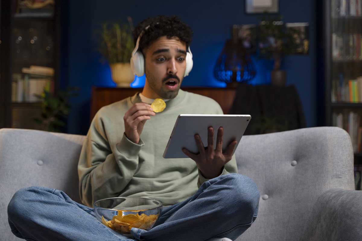 O perfil do usuário das plataformas de streaming no Brasil Homem assiste filme numa plataforma de streaming ilustra nosso artigo sobre o perfil do usuário das plataformas de streaming no Brasil. Crédito da imagem: freepik.com