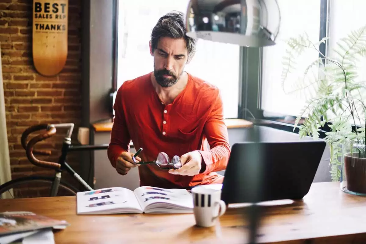 Homem estudando técnicas de produtividade ilustra nosso artigo sobre: Como se tornar mais produtivo. Crédito da imagem: freepik.com