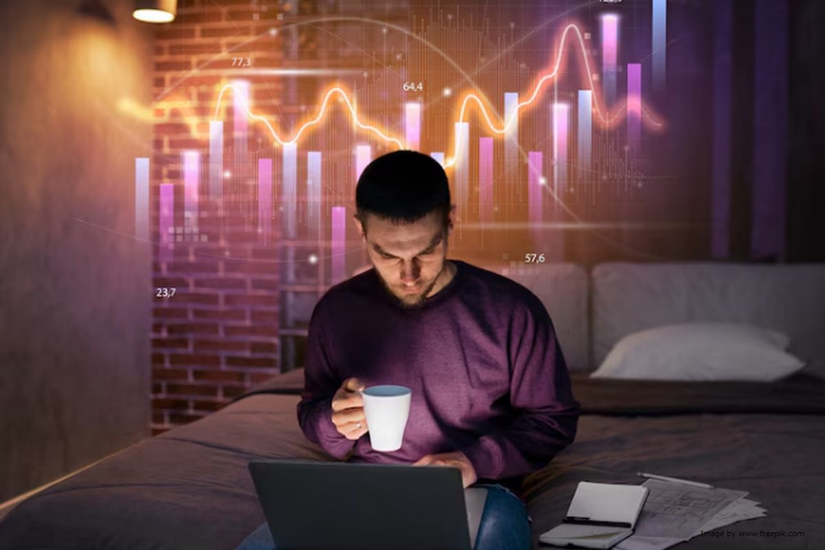 Um homem sentando na beira da cama usando notebook enquanto bebe café ilustra nosso artigo sobre: Inteligência artificial, quando o criador mata a criatura, sem querer.