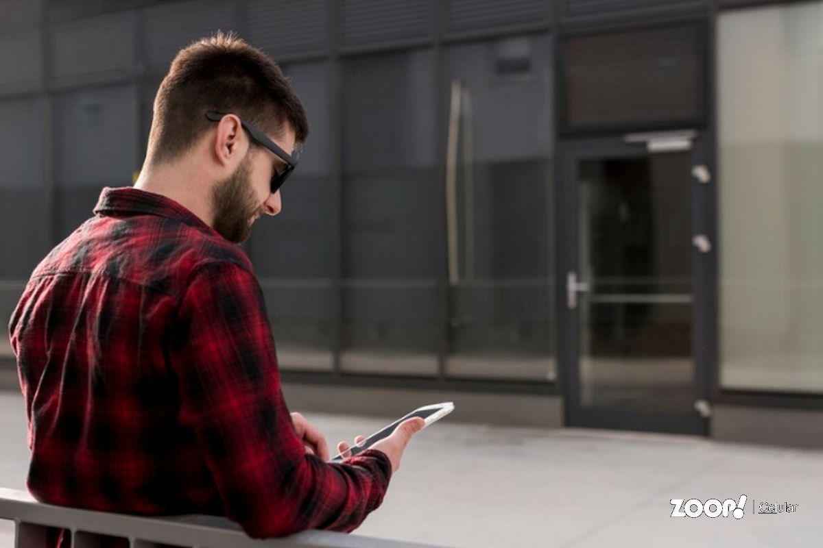 Um homem tentando localizar celular pelo número.