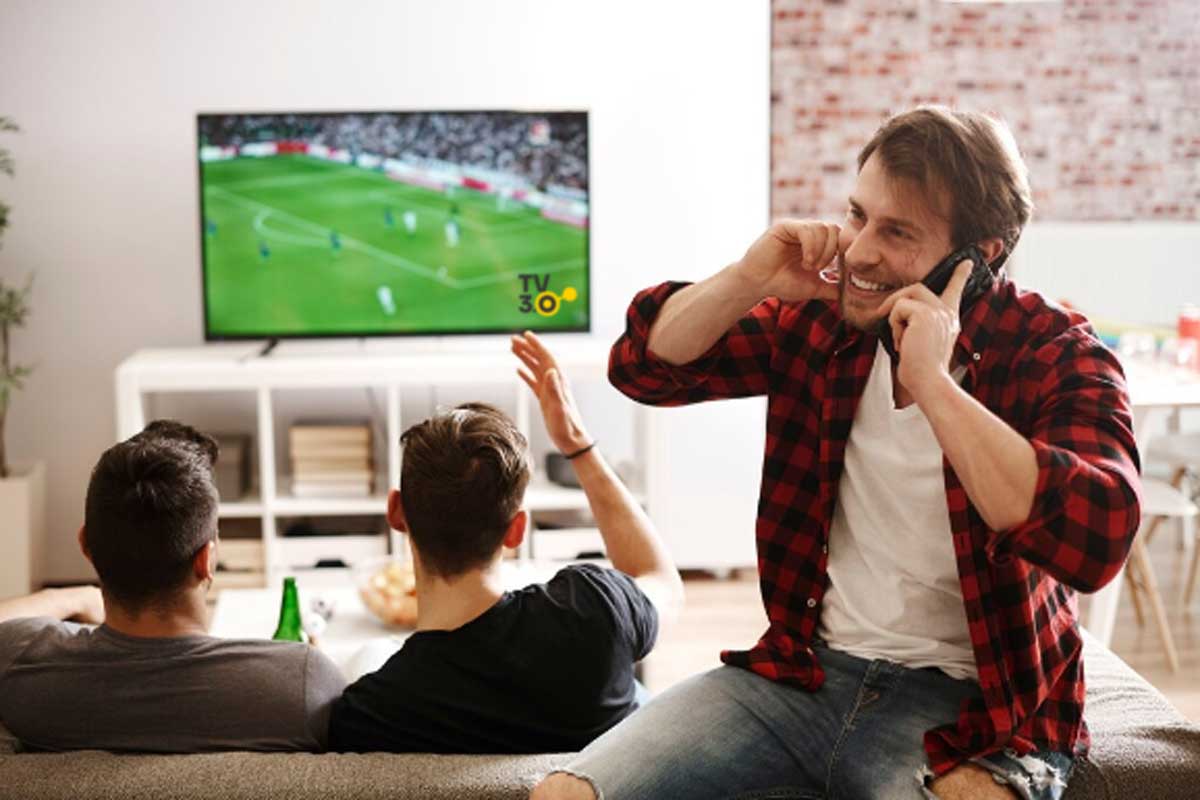 Homens assistindo futebol na TV 3.0. Créditos da imagem: Freepik.com Homens assistindo futebol na TV 3.0. Créditos da imagem: Freepik.com