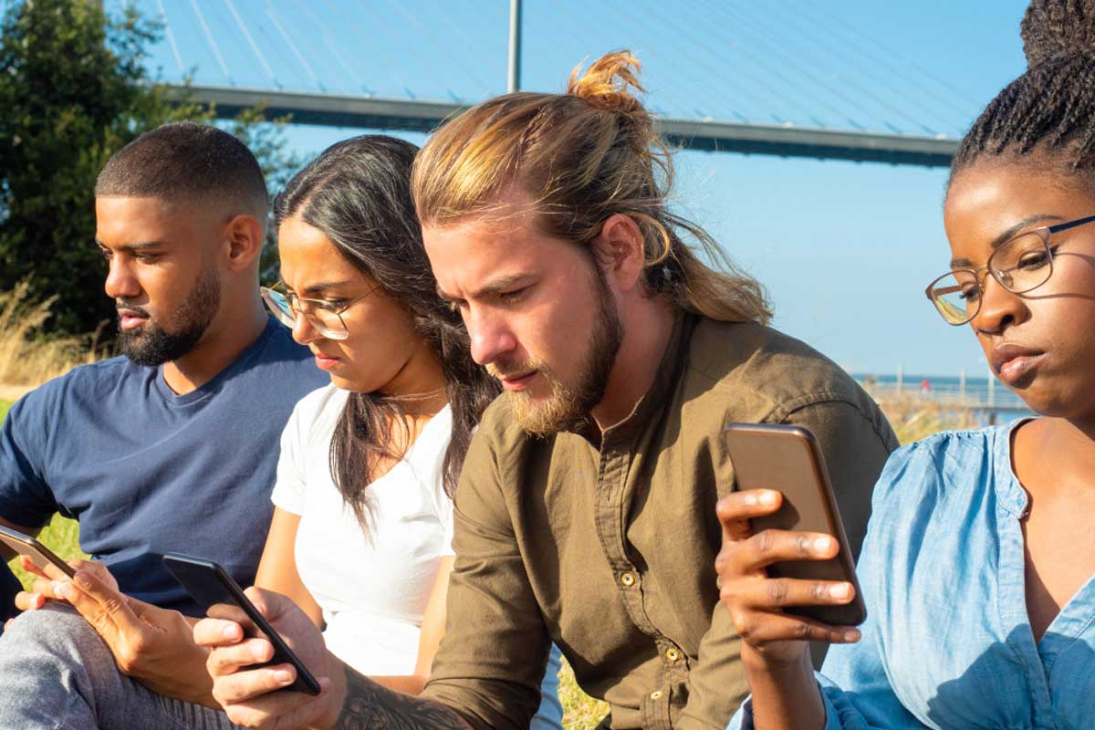 Jovens usando redes sociais sem se preocupar com as fakenews. Créditos da imagem: freepi.com Jovens usando redes sociais sem se preocupar com as fakenews. Créditos da imagem: freepi.com