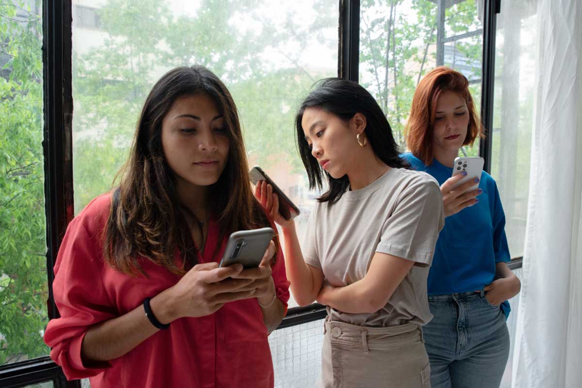 Mulheres preocupadas com o Mapa do Instagram. Mulheres preocupadas com o Mapa do Instagram.