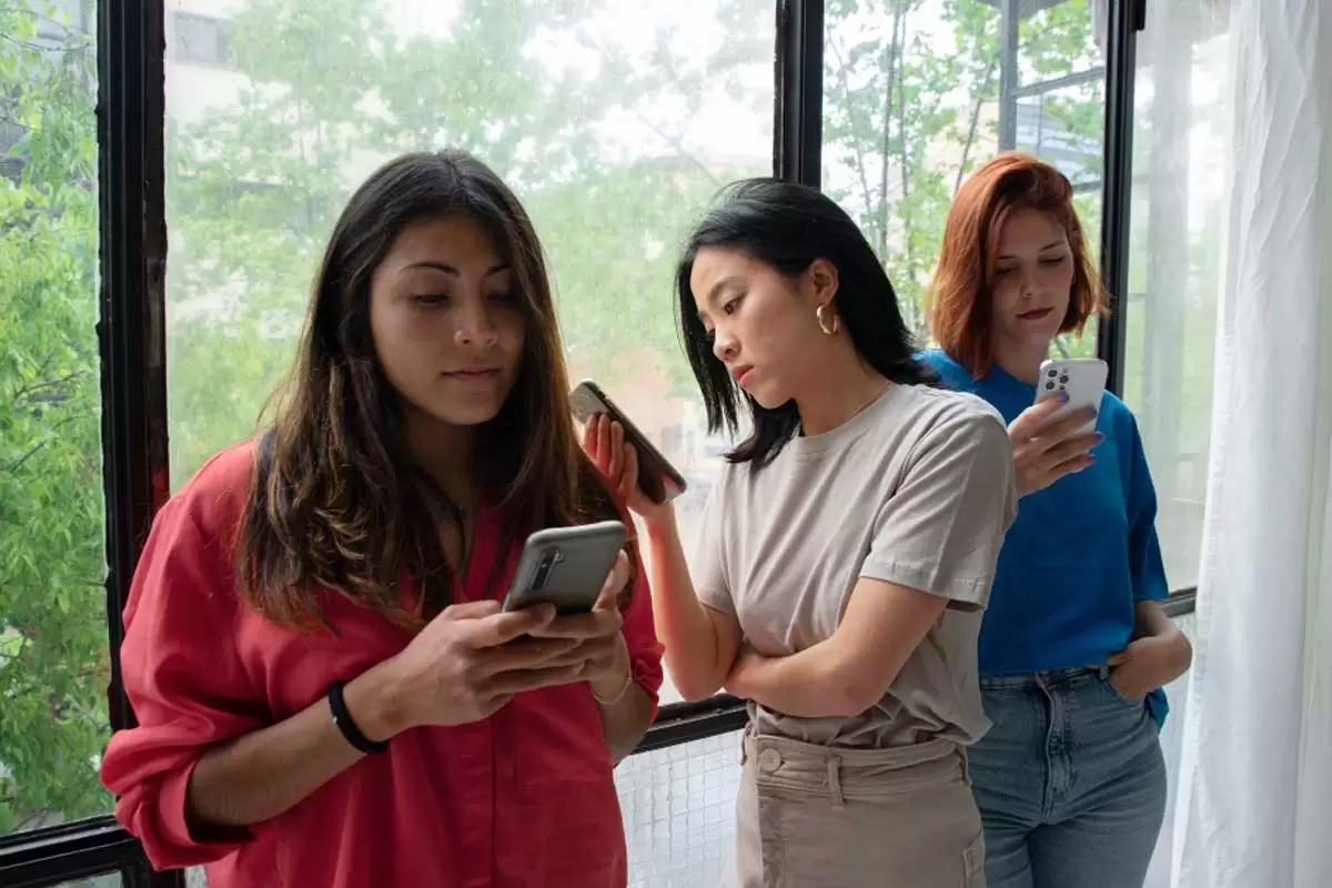 Mulheres preocupadas com o Mapa do Instagram.