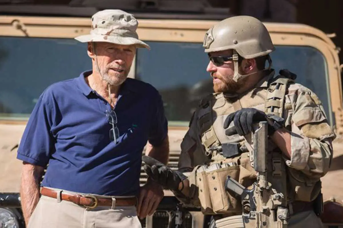 Clint Eastwood e Brad Cooper no set de filemagem de Sniper Americano. (Imagem: Divulgação)