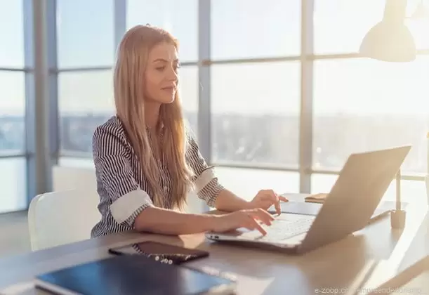 Mulher jovem loira trabalhando no notebook sobre blog estrategia Mulher jovem loira trabalhando no notebook sobre blog estrategia
