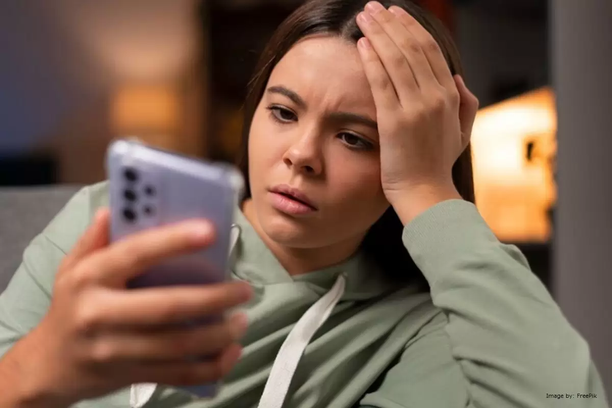 Mulher olha para o celular com expressão de incredulidade ilustrando nosso artigo sobre: Quer saber quem te excluiu no Facebook? Mulher olha para o celular com expressão de incredulidade ilustrando nosso artigo sobre: Quer saber quem te excluiu no Facebook?