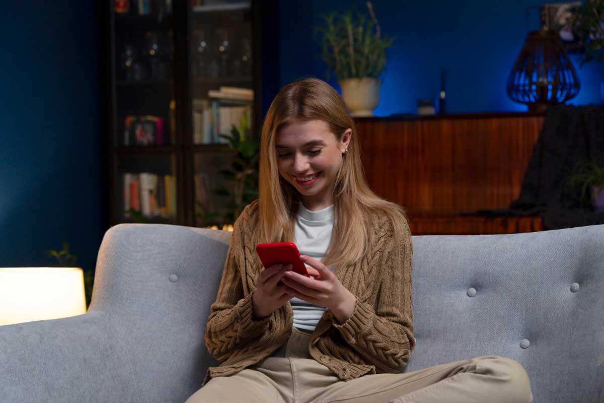 Uma mulher usando app para alinhar antena da TV Digital. Créditos da imagem: Freepik.com Uma mulher usando app para alinhar antena da TV Digital. Créditos da imagem: Freepik.com