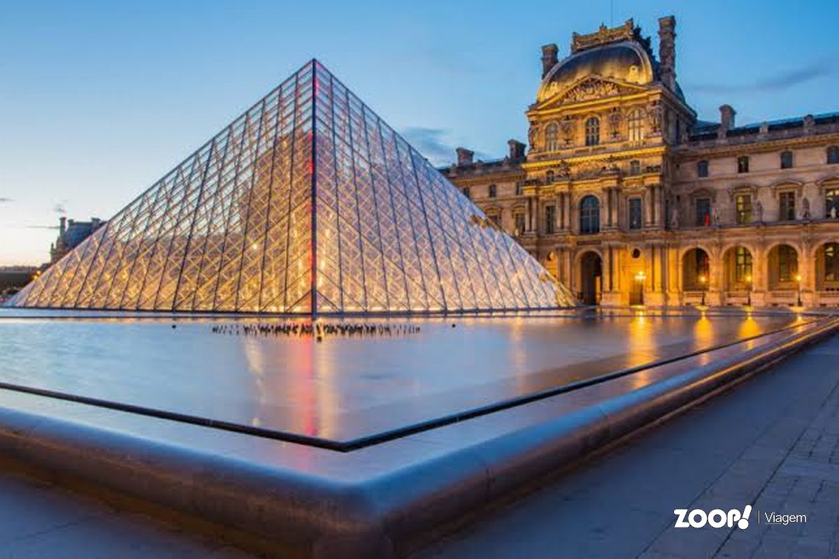 Vista do Museu do Louvre em Paris.