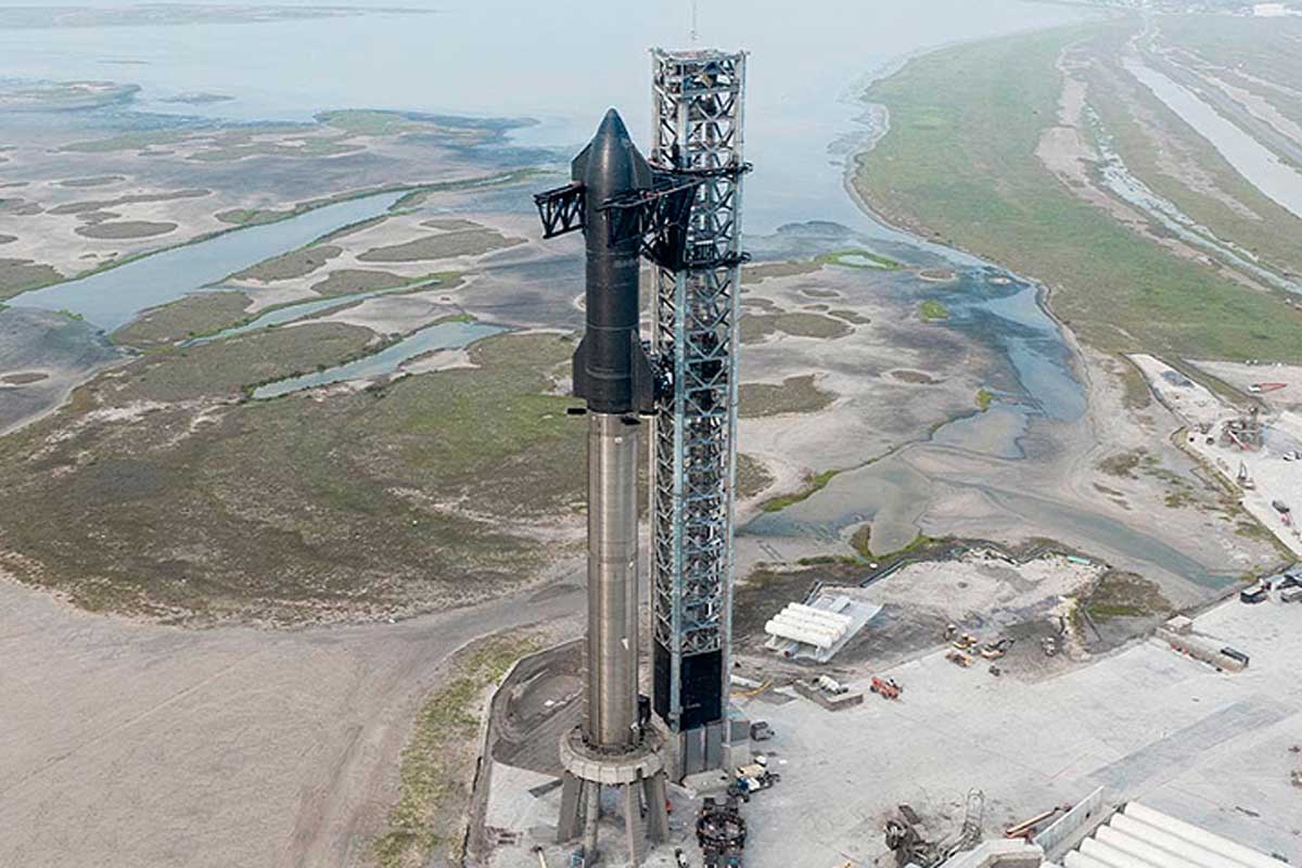 O foguete starShip na torre de lançamento ilustra nosso artigo sobre: Nunca foi sobre Marte