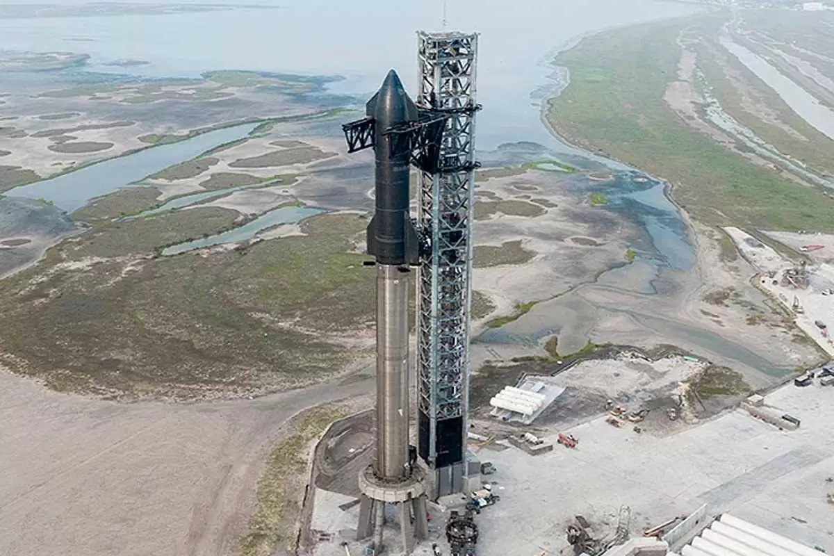 O foguete starShip na torre de lançamento ilustra nosso artigo sobre: Nunca foi sobre Marte