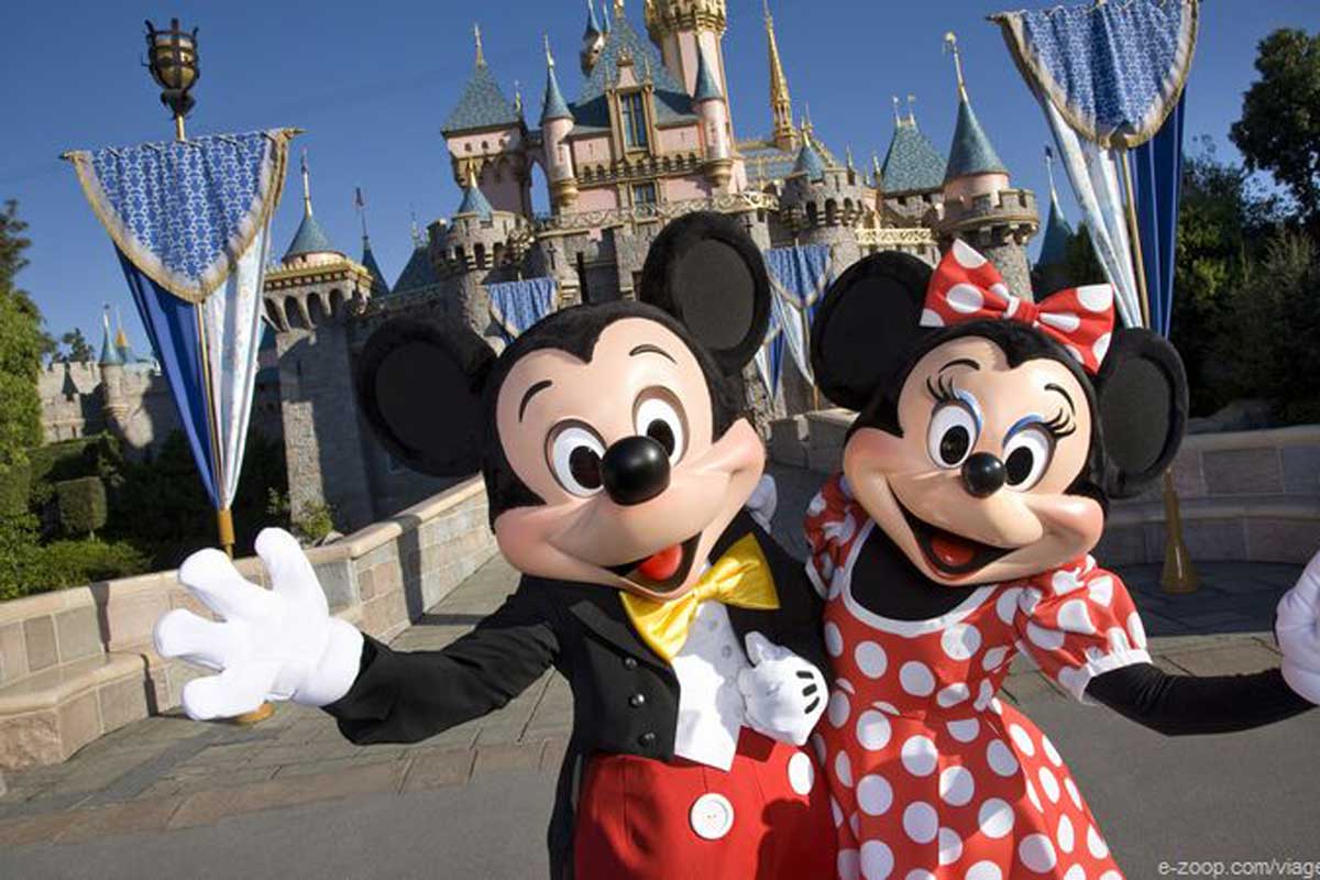 Mickey Mouse e Minie pousando para a foto no Parque da Disney.