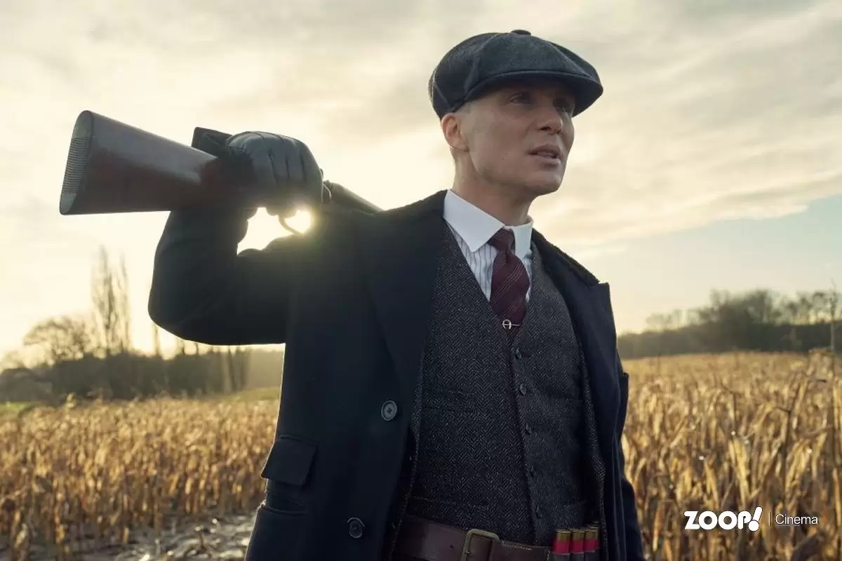 Cillian Murphy caracterizado como Tommy Shelby em cena de Peaky Blinders.