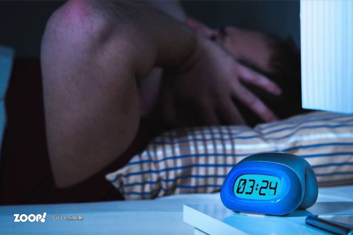 Uma pessoa não conseguindo dormir por causa do som alto ilustra nosso artigo sobre: O som alto como problema de saúde pública.