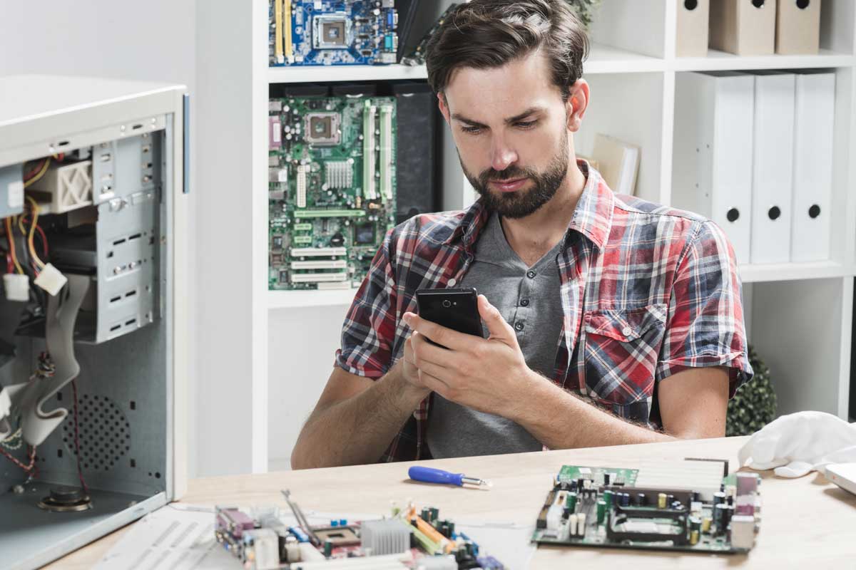 Técnico consertando celular de cliente ilustra nosso artigo sobre: Conserto de celular é um bom neócio? Créditos da imagem: freepik.com