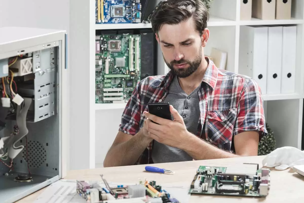Técnico consertando celular de cliente ilustra nosso artigo sobre: Conserto de celular é um bom neócio? Créditos da imagem: freepik.com