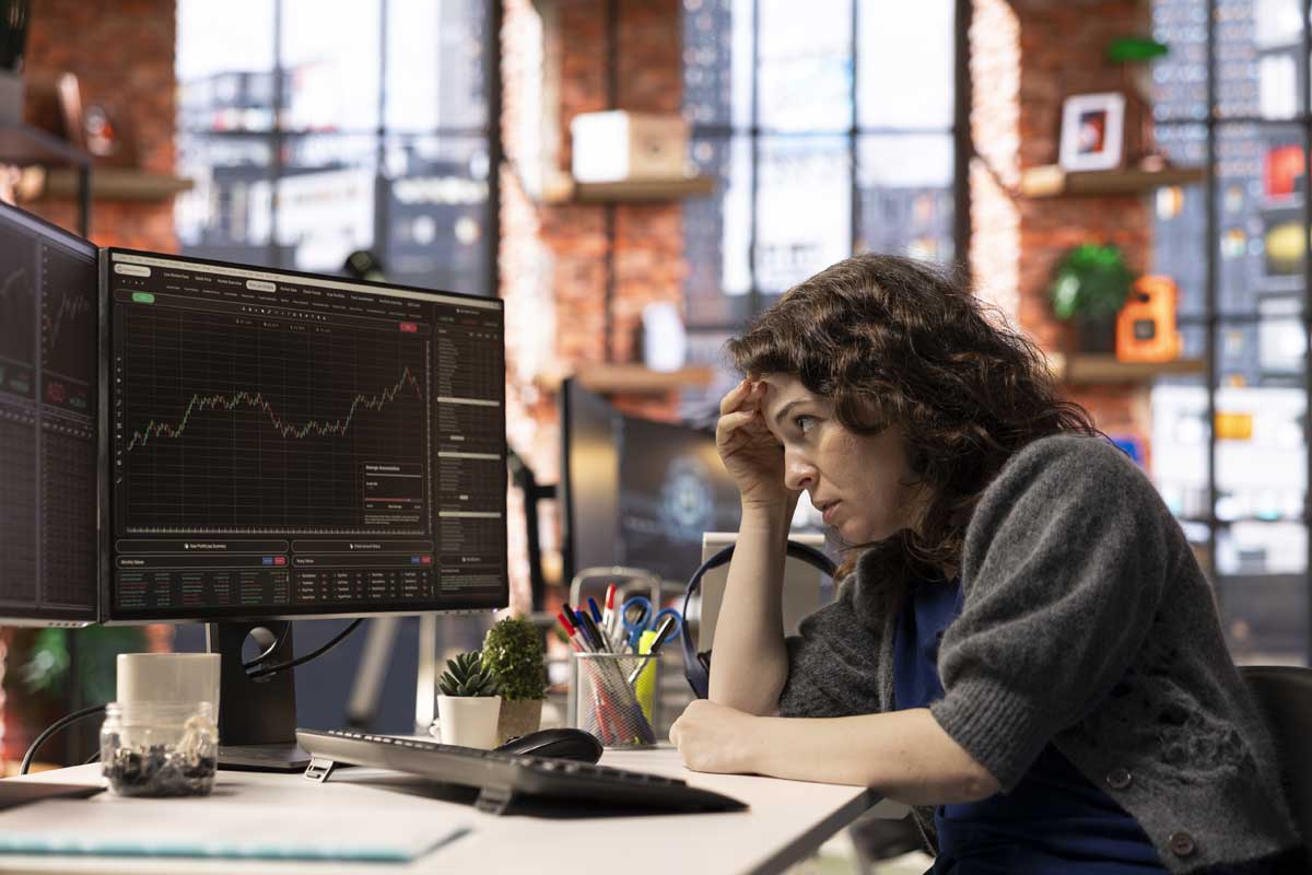 Investidora preocupada com a queda do bitcoin.Créditos da imagem: Freepik.com