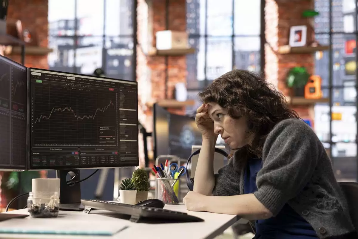 Investidora preocupada com a queda do bitcoin.Créditos da imagem: Freepik.com