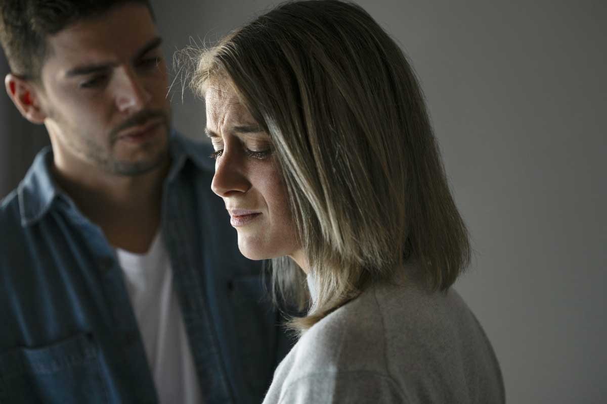Sonhar com traição: O que este sonho revela sobre nossas inseguranças? Um casal discutindo por causa de uma traição ilustra nosso artigo sobre sonhar com traição. Créditos da imagem: Freepik.com