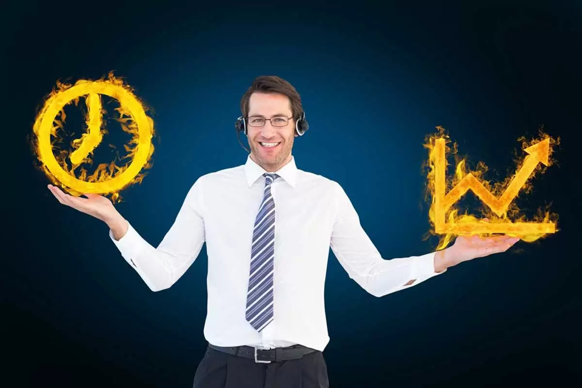 Um homem com mãos estendidas segurando ícones de um rélogio e um gráfico ilustra nosso artigo sobre alta performance. Créditos da imagem: freepik.com