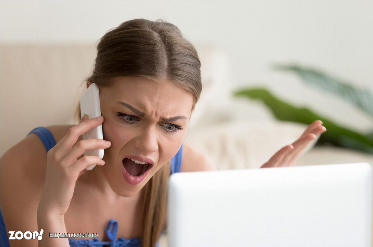 Uma cliente zangada ao telefone ilustra o artigo sobre: Os cinco tipos de clientes que você tem na sua empresa. 