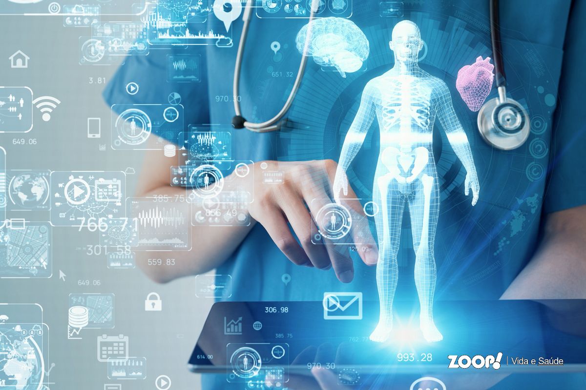 Uma enfermeira segura um tablet projetando um holograma do corpo humano ilustram nosso artigo sobre: O que é saúde digital e como ela ajuda no dia a dia?