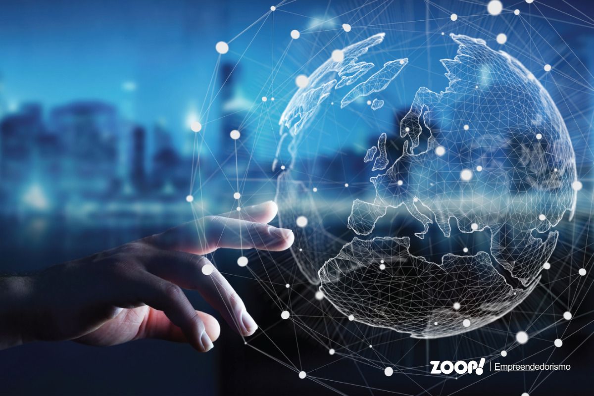Uma mão humna toca no holograma representando o globo terrestre ilustra nosso artigo sobre: Transformação digital: como automação está mudando empresas.