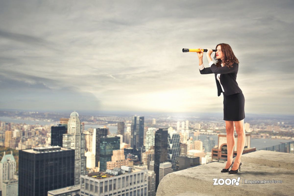Uma mulher no alto de um predio usando uma luneta ilustra nosso artigo sobre: Mundo dos empreendedores. Uma fábula.