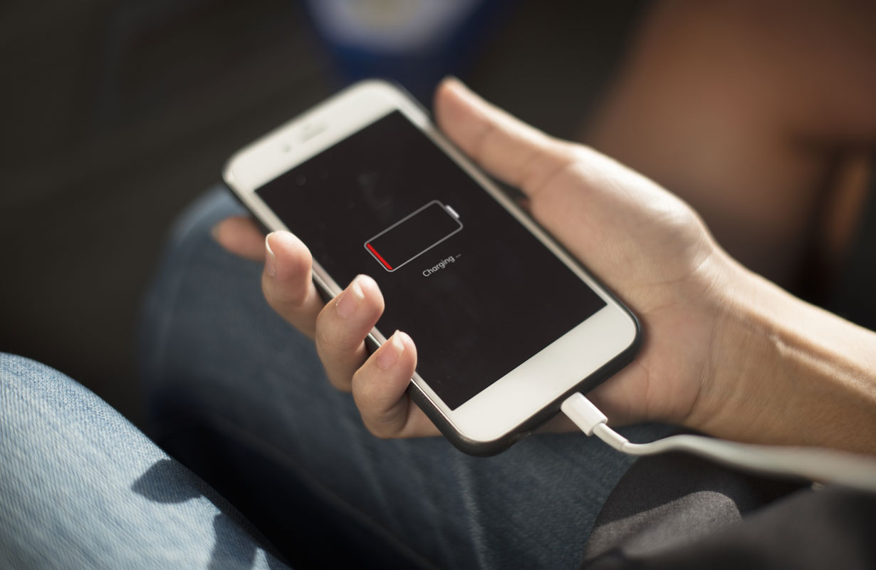Uma pessoa segurando celular com bateria acabando ilustra nosso artigo sobre: 'celulares com baterias removíveis'. Créditos da imagem: freepik.com