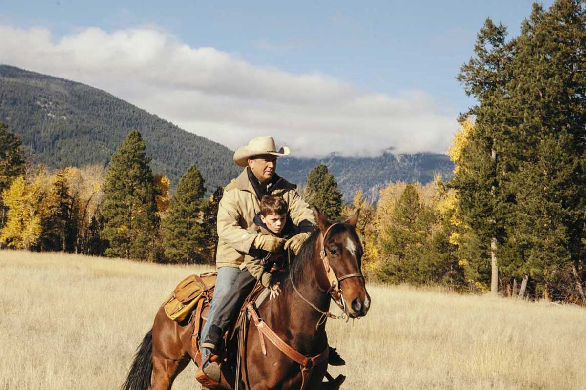 Jhon Dutton cavalga pelo rancho Chief Joseph Ranch (Montana) ilustrando nosso artigo sobre: fazendas da série Yellowstone. Jhon Dutton cavalga pelo rancho Chief Joseph Ranch (Montana) ilustrando nosso artigo sobre: fazendas da série Yellowstone.