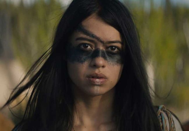 Amber mostra Midthunder como Naru no filme Predador, A caçada.